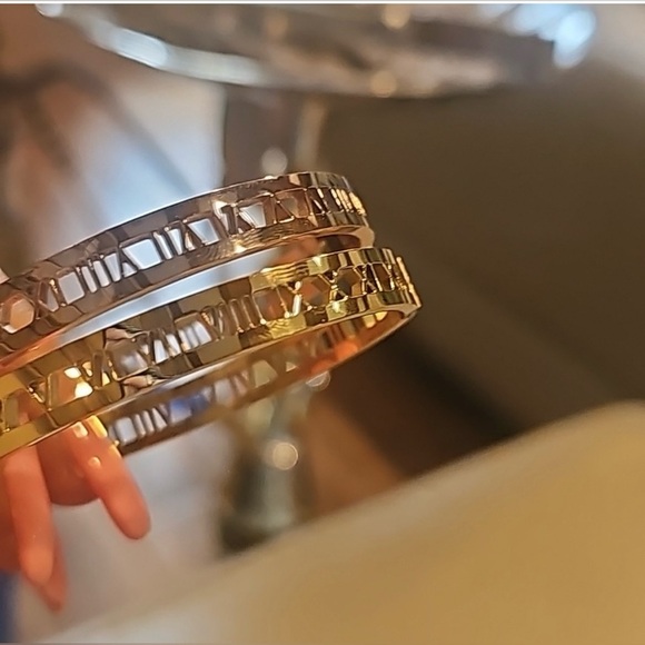 Gorgeous Roman numeral bangle bracelet in Yellow gold plated - Picture 2 of 6